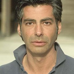 Luis Fernandez-Gil 飾演 Roberto Luis