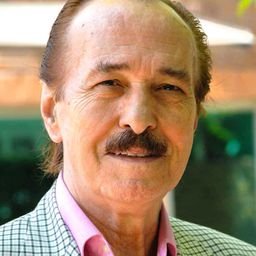 巴希里·貝亞茲 飾演 Mahmut Yayladalı