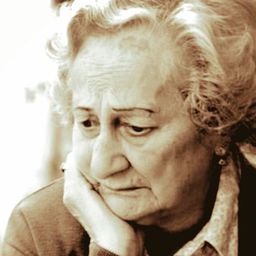 Nuccia Fumo 飾演 Cartomante