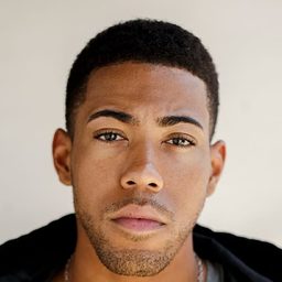 Kevin Miles 飾演 Cool Party Guy