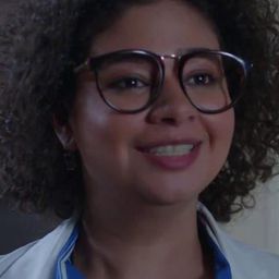 Yara Fahmy 飾演 عضو الجمعية