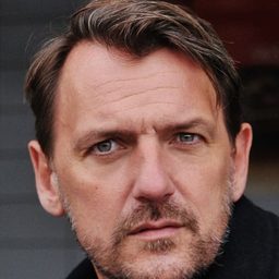 Nils Schulz 飾演 Stefan