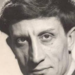 Georges Douking 飾演 The Priest