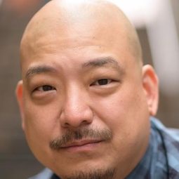 Simon Yin 飾演 Head Concierge