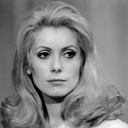 嘉芙蓮丹露 飾演 Self