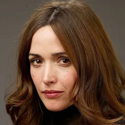 露絲拜恩 - 賤鄰2演員 飾演Kelly Radner