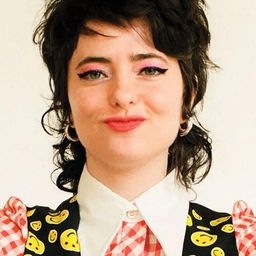 莎拉·歇爾曼 飾演 Miffy / Church Night Club Performer