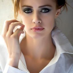 Nathalie Rapti Gomez 飾演 Cecilia