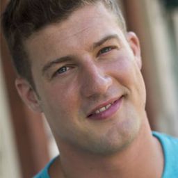 Briley Pierce 飾演 Hot Young Briley