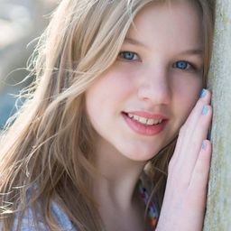 Lindsay MacDonald 飾演 Rave Scene Party Guest