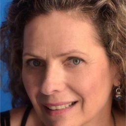 Sharon Hacohen 飾演 Passport Officer