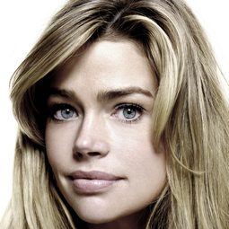 丹妮絲·理查茲 飾演 Emily Sims