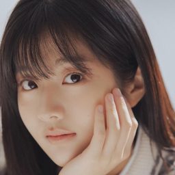 申銀秀 飾演 The Girl with Red Hat