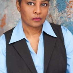 Dianne B. Shaw 飾演 Cara