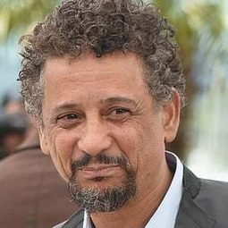 Abel Jefry 飾演 Prêtre