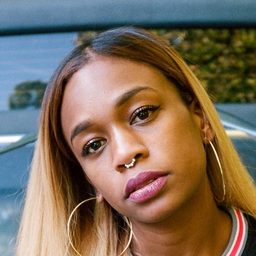 Abra 飾演 Em Lacey