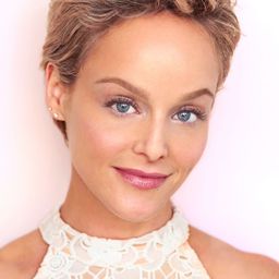 Dana Daurey 飾演 1940's patient