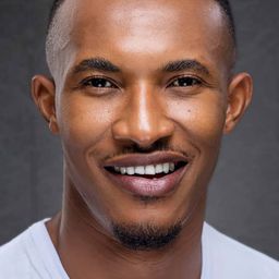Gideon Okeke 飾演 Tokunbo