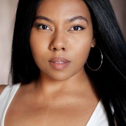 Asha Etchison 飾演 Reporter