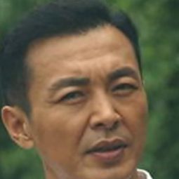王強 飾演 