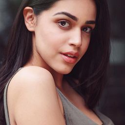 Naila Grewal - 愛情說書人演員 飾演Clown & Fangirl