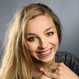 伊琳卡·曼諾拉切 飾演 Nun