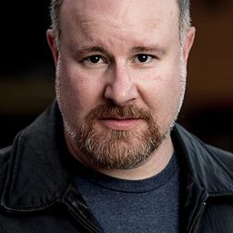 Matt Lewis 飾演 Mr. Swofford