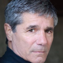 Jeffrey Druce 飾演 Dr. James