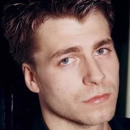 傑姆·卓蒙 飾演 James Wearing