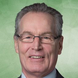 Gerry Kelly 飾演 Self - Politician