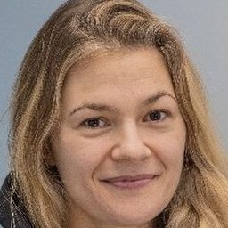 Kailin See 飾演 Stephanie Baxter