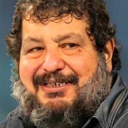 Erdal Tosun 飾演 Cemal