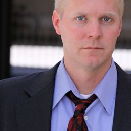 Jeremy Scott Johnson 飾演 Mr. Johnson