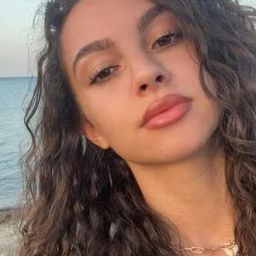 Su Burcu Yazgı Coşkun 飾演 Selen