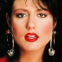 Jeanna Fine 飾演 Nora