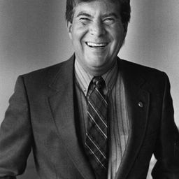 Rolando Barral 飾演 Cmndt. Jorge Montiel