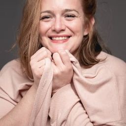 Esperanza Guardado 飾演 Mari Carmen