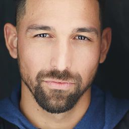 Tom Vera 飾演 Bruce Stryker