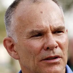 Peter Windsor 飾演 Self