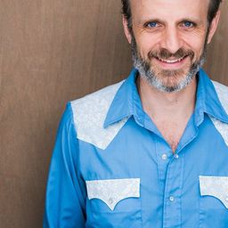 David Lee Hess 飾演 Tom Morris