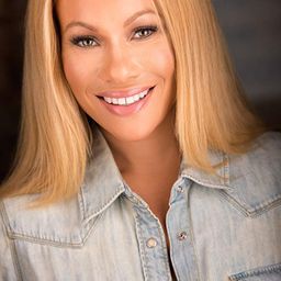 Brave Williams 飾演 Shelby Quinn