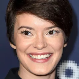 Emily Hinkler 飾演 Mindy