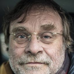 拉斯·克努佐 飾演 Poul