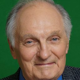 艾倫‧艾達 飾演 Senator Ralph Owen Brewster