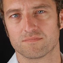 Benjamin Baroche 飾演 Pavel