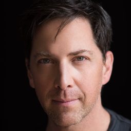 丹布卡廷斯基 飾演 Arthur Coyle