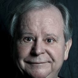 Riccardo Peroni 飾演 Demetrio Mandolini