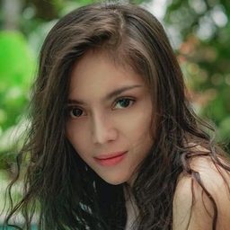 伊斯米·梅琳達 飾演 Vee