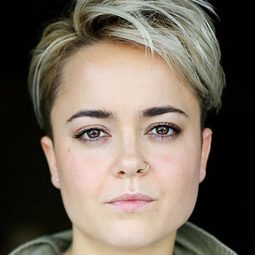 Stacey Danger 飾演 Casting Assistant