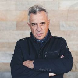 F.J. Ossang 飾演 Mechanic